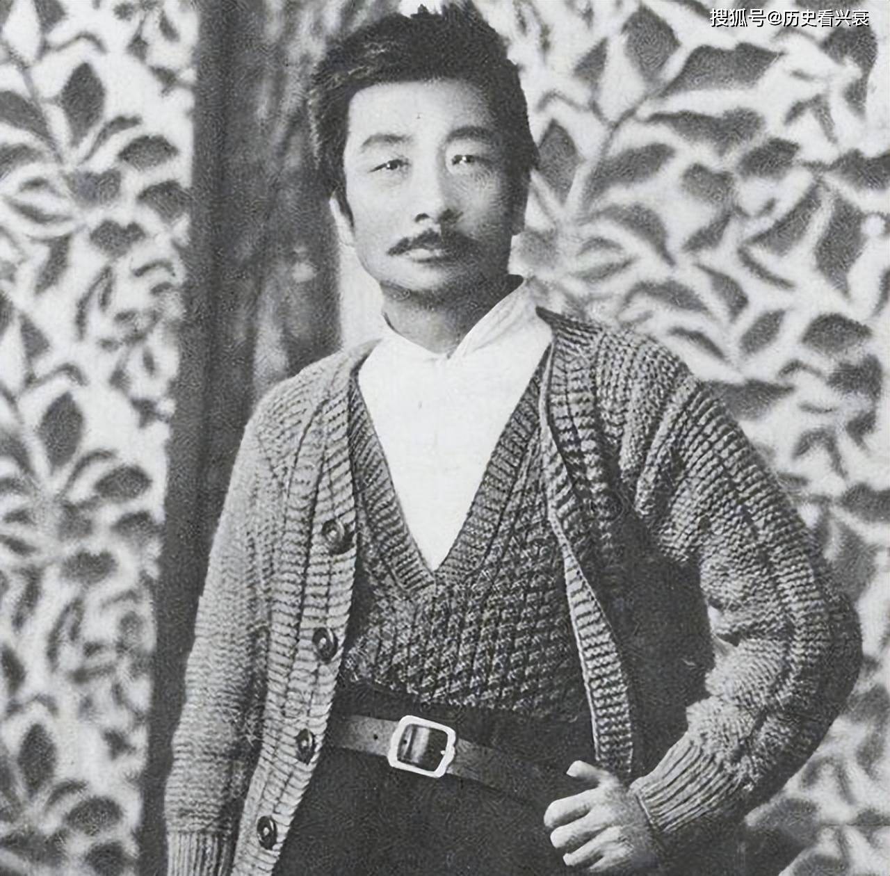 民国时期，鲁迅有300块大洋的工资，换成人民币大概值多少钱？