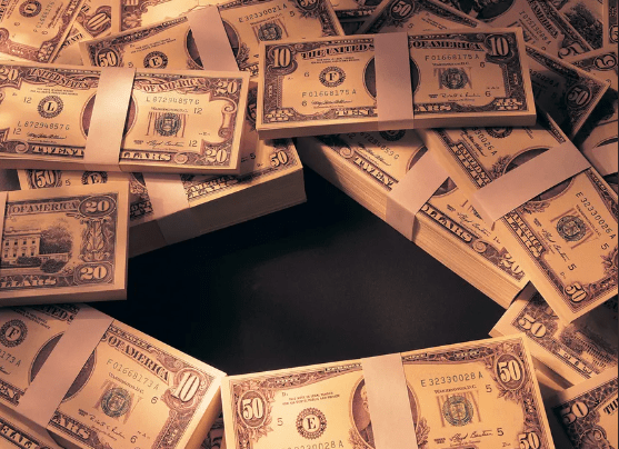 货币作为交易媒介，在反映价值尺度功能时，表现为相对价格