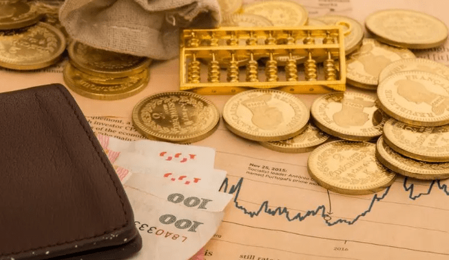 货币作为交易媒介，在反映价值尺度功能时，表现为相对价格