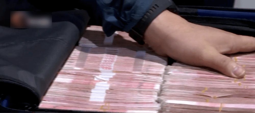 通过二手交易网站，一男子带着200万现金来昆明买劳斯莱斯，结果......