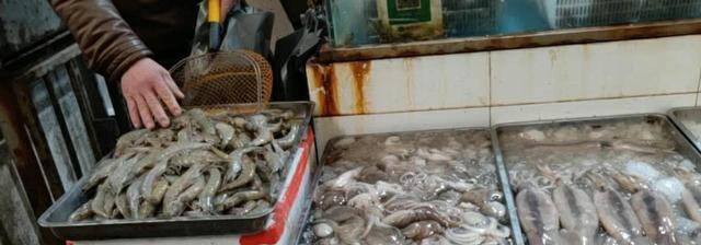 实拍海鲜市场,冷冷清清,但是螃蟹大虾价格仍“傲娇”