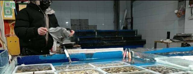 实拍海鲜市场,冷冷清清,但是螃蟹大虾价格仍“傲娇”