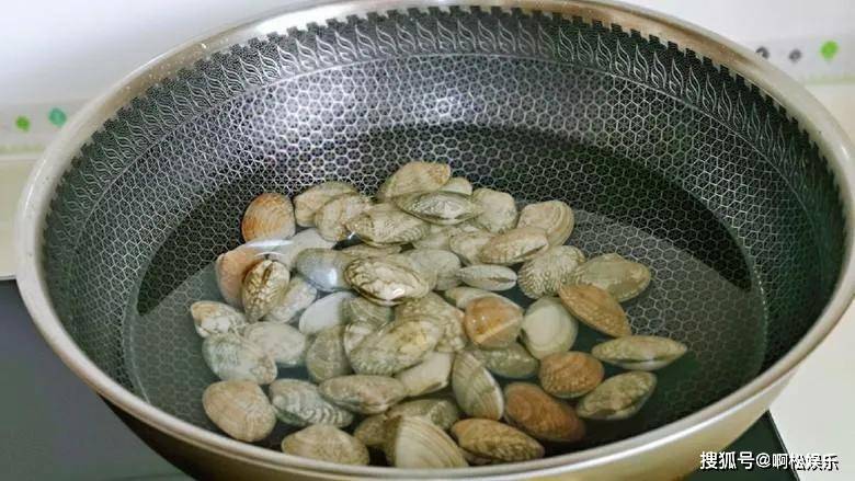 立秋后吃海鲜，建议：少吃螃蟹和大虾，多吃这3样，营养高价格低