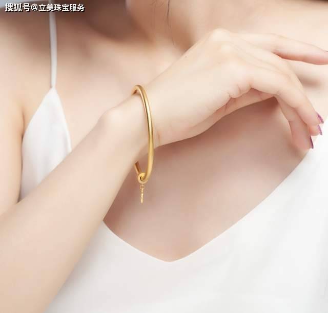 古法黄金手镯多少钱一克?和普通黄金手镯价格一样吗?