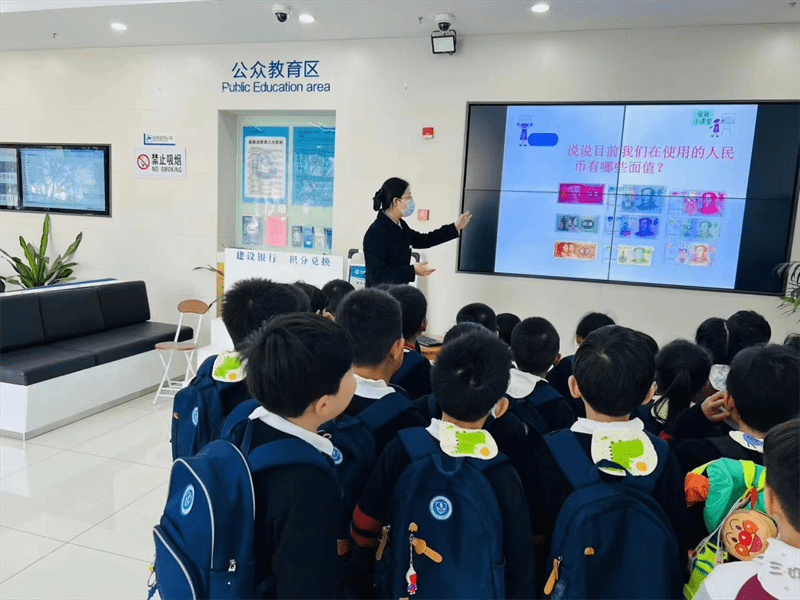 我是“小小银行家”——泰外附幼萌娃走进泰州建行