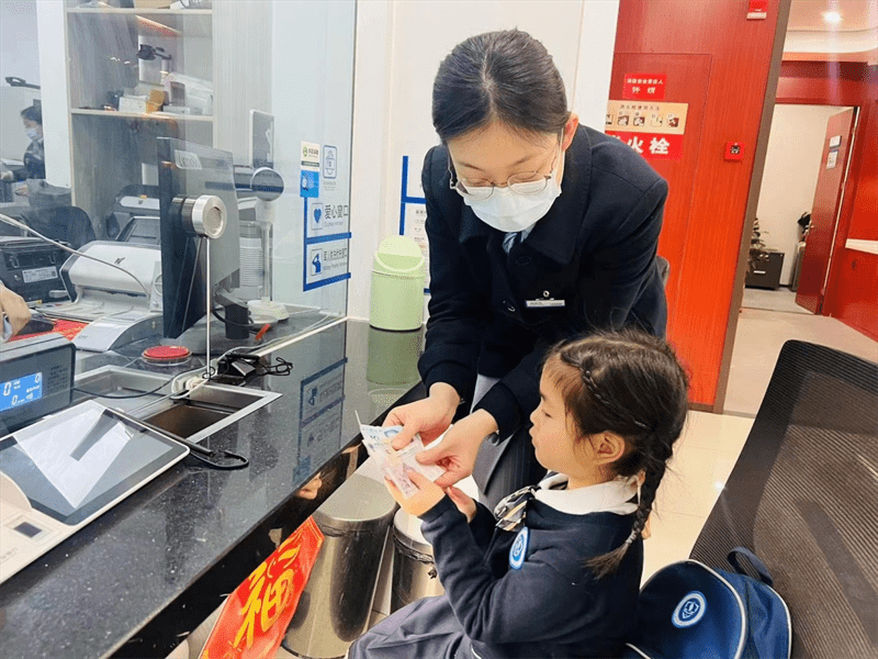 我是“小小银行家”——泰外附幼萌娃走进泰州建行