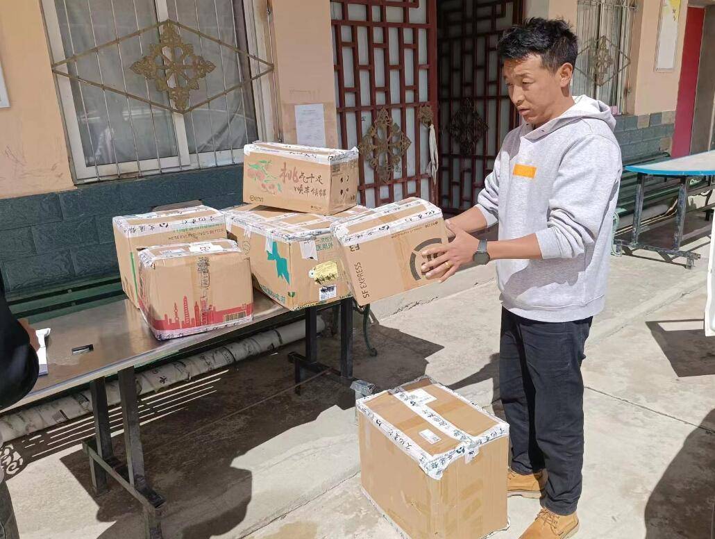 传承雷锋精神 献上一份爱心——交银理财向四川理塘、盐源举行爱心捐赠