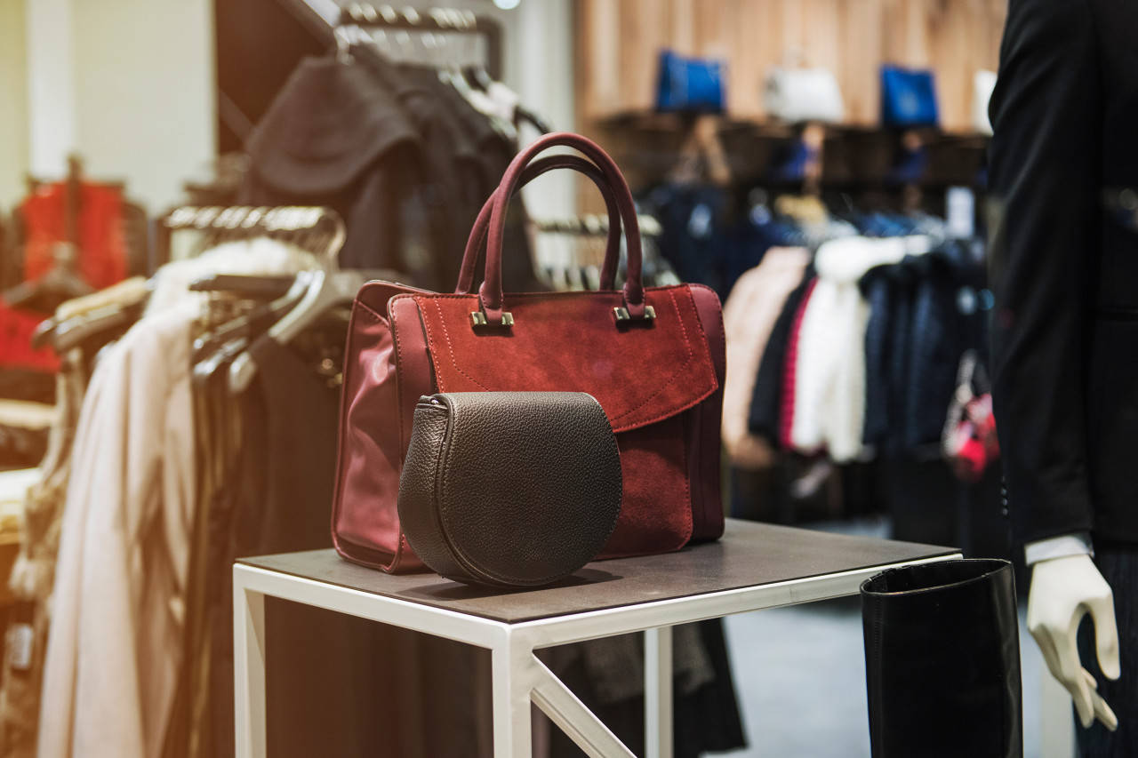 奢侈品跑赢理财？LV半年涨3次，爱马仕爆款涨近3成，巨头争抢中国年轻人