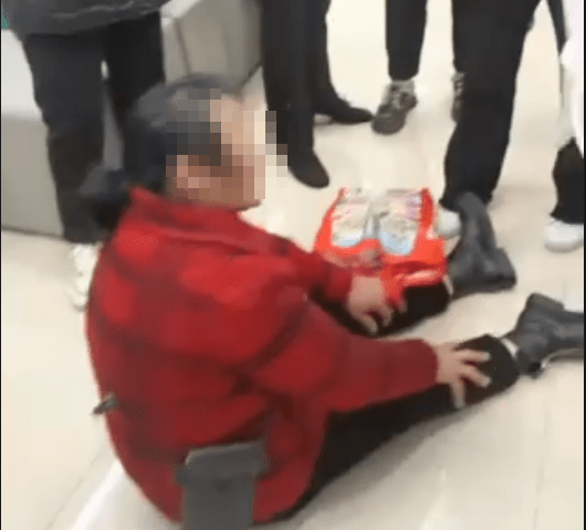 四川女子在银行痛哭称30万存款变理财?农行:不会擅自变更客户存款