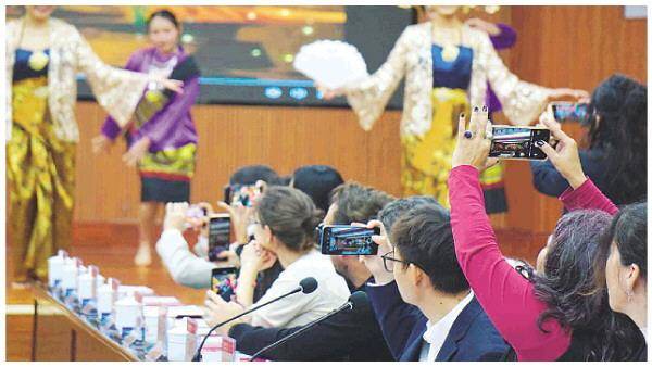 中国国际新闻交流中心外国记者团参访桂林：“我喜欢油茶！”