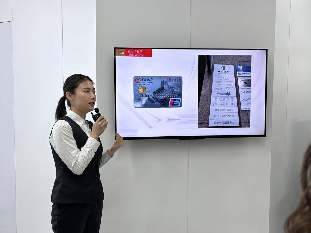 外国人来川生活能有多便捷？3分钟可办电话卡 凭护照就能兑换人民币