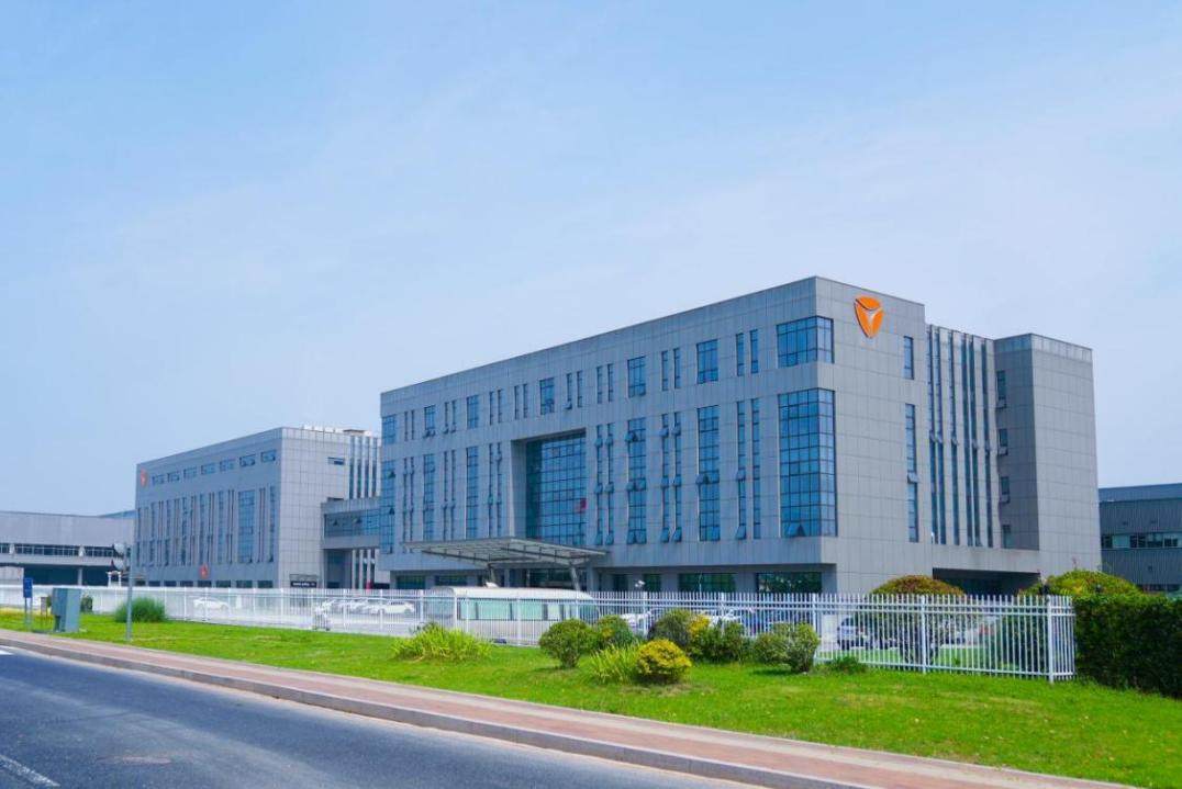 女子横车冲上热搜，全网都在帮雅迪找人