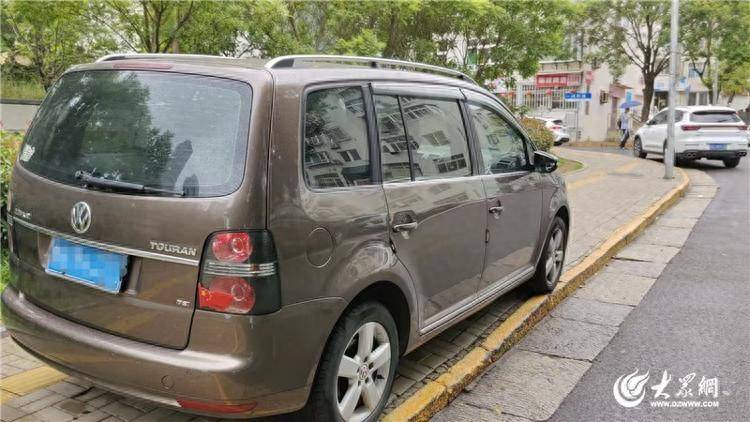 大众网快快帮|青岛湛山广场周边违规停车连成排 市民呼吁有关部门解决