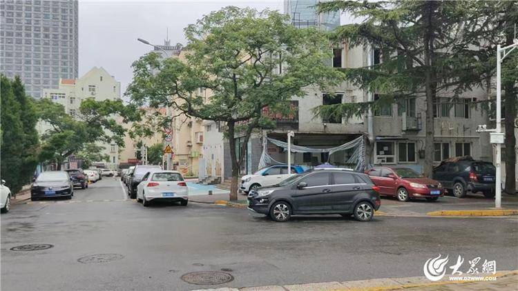大众网快快帮|青岛湛山广场周边违规停车连成排 市民呼吁有关部门解决