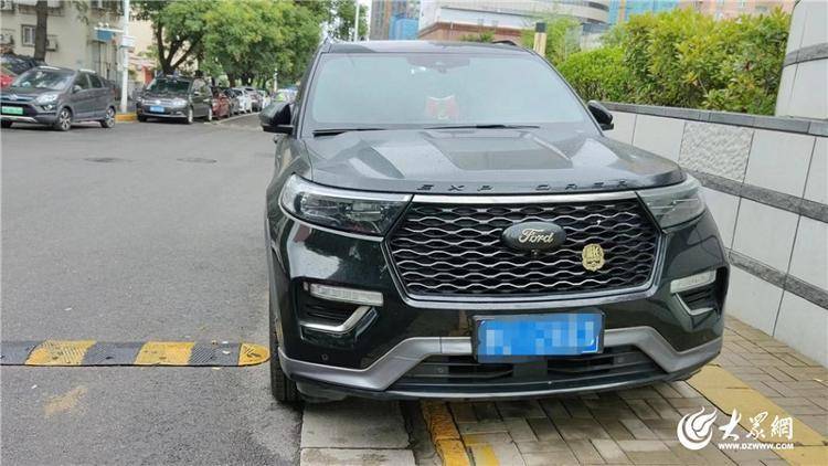 大众网快快帮|青岛湛山广场周边违规停车连成排 市民呼吁有关部门解决