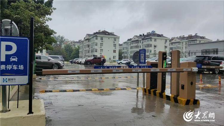 大众网快快帮|青岛湛山广场周边违规停车连成排 市民呼吁有关部门解决