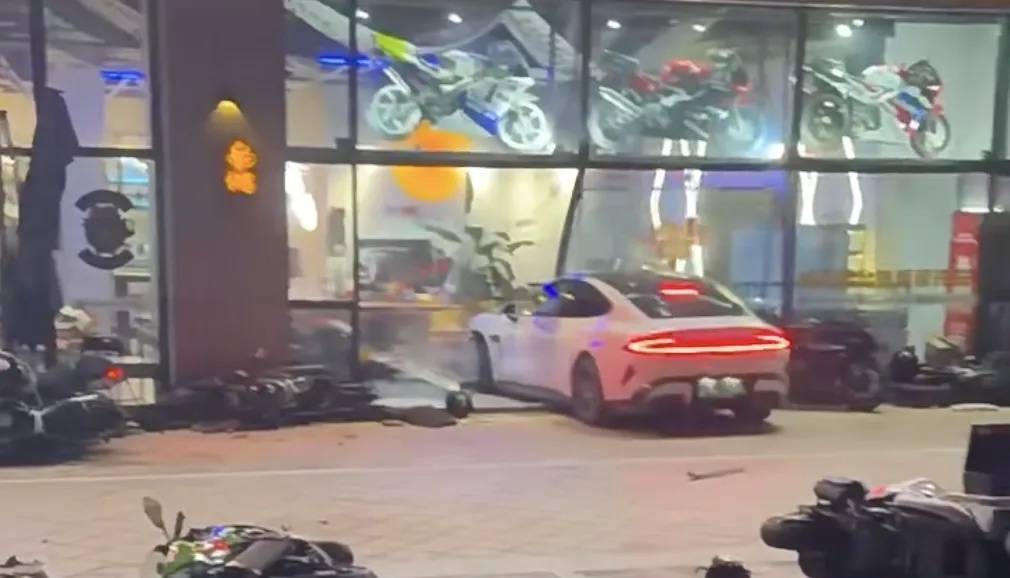 男子买新车后在群里炫耀被嘲,持刀杀害一男子后开车撞向咖啡店?警方通报