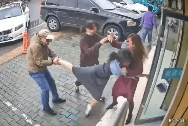 公职夫妻因挪车将女子打骨折,想40万私了?通报来了