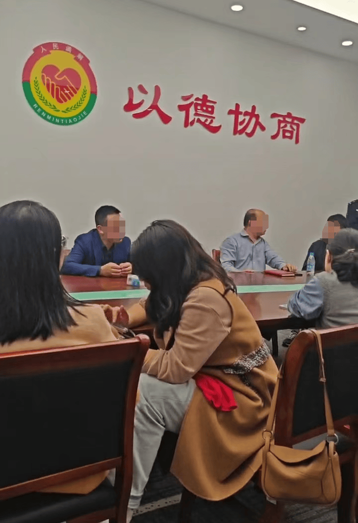 苏州知名艺术培训机构宣布破产,老板下跪称“绝不跑路”,事发前安排活动消耗课时费