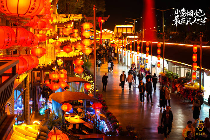 秦皇岛一网红夜市被指违规占用规划绿地却经营4年之久,当地回应:无审批手续 | 刚调查