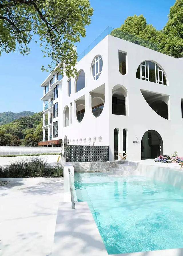 杭州几十名登山者擅闯别墅泳池洗鞋，赛事主办方称“买菜刀的伤人，还要怪卖菜刀的没考虑到吗？”最新回应