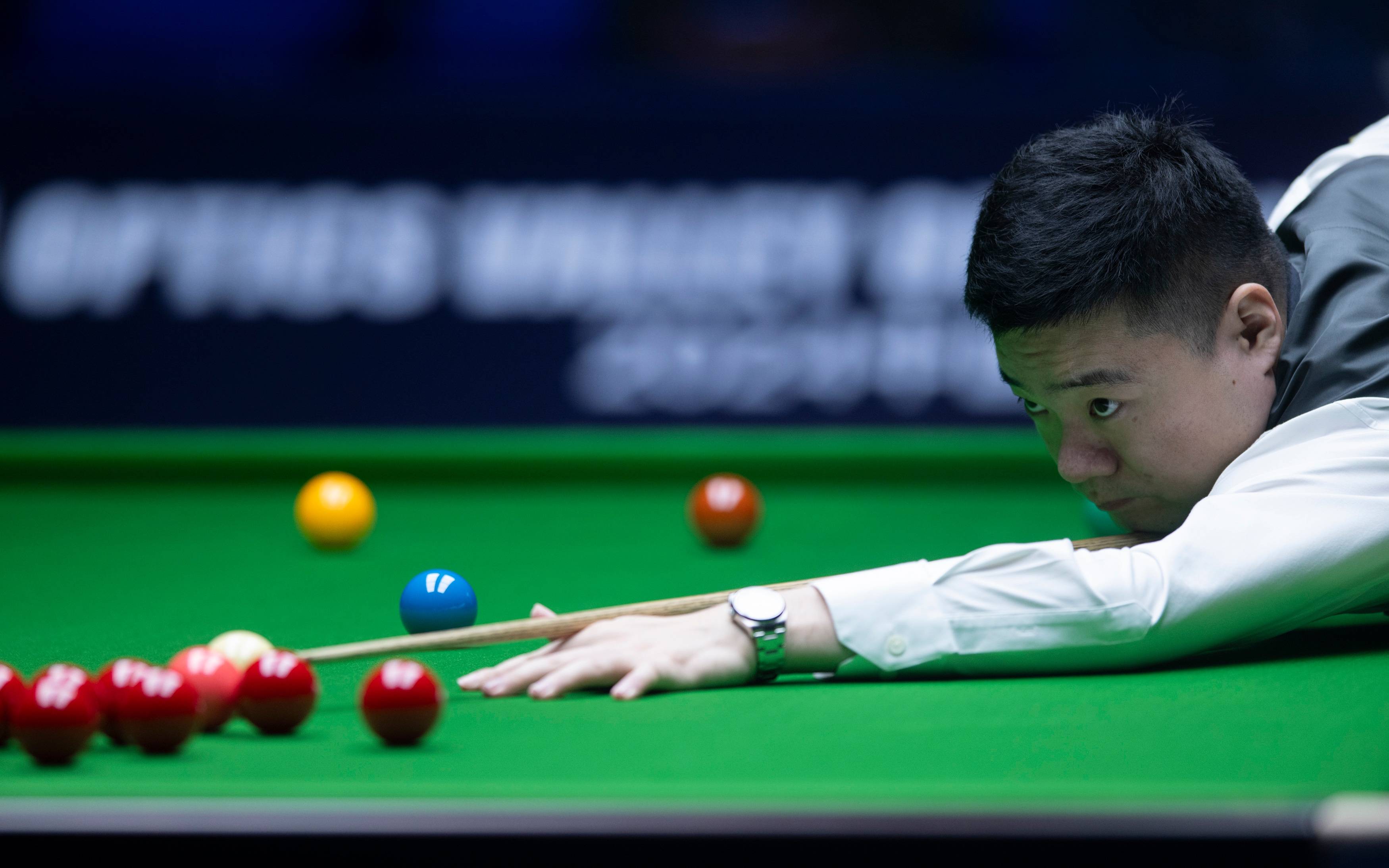 丁俊晖6比1大胜,十名中国球员晋级国锦赛32强