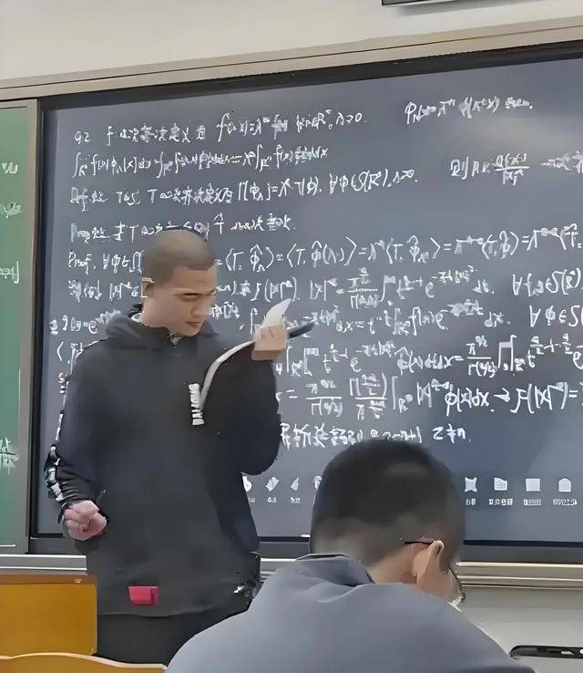 韦东奕上课照片走红,新发型吸睛,网友:板书真漂亮,可惜看不懂