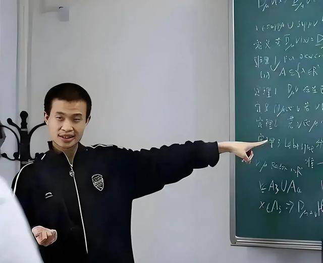 韦东奕上课照片走红,新发型吸睛,网友:板书真漂亮,可惜看不懂