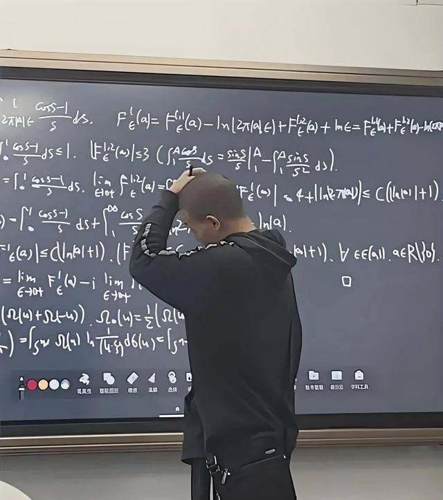 韦东奕上课照片走红,新发型吸睛,网友:板书真漂亮,可惜看不懂