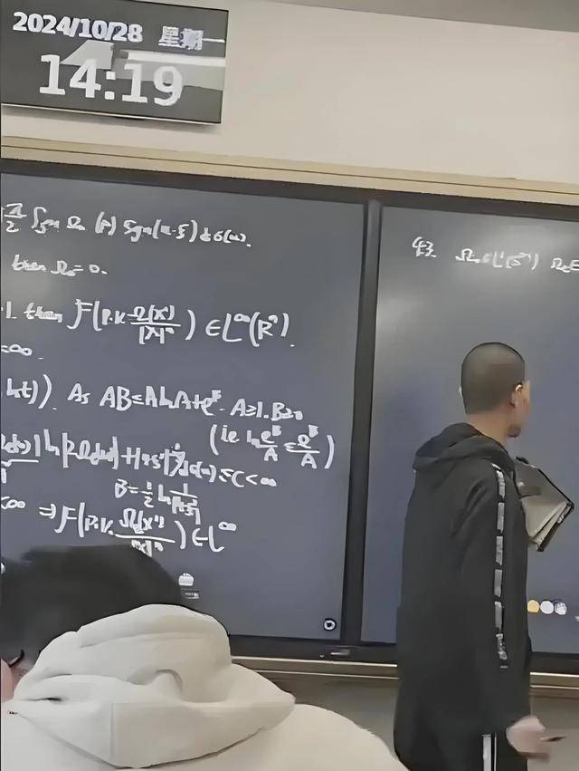 韦东奕上课照片走红,新发型吸睛,网友:板书真漂亮,可惜看不懂