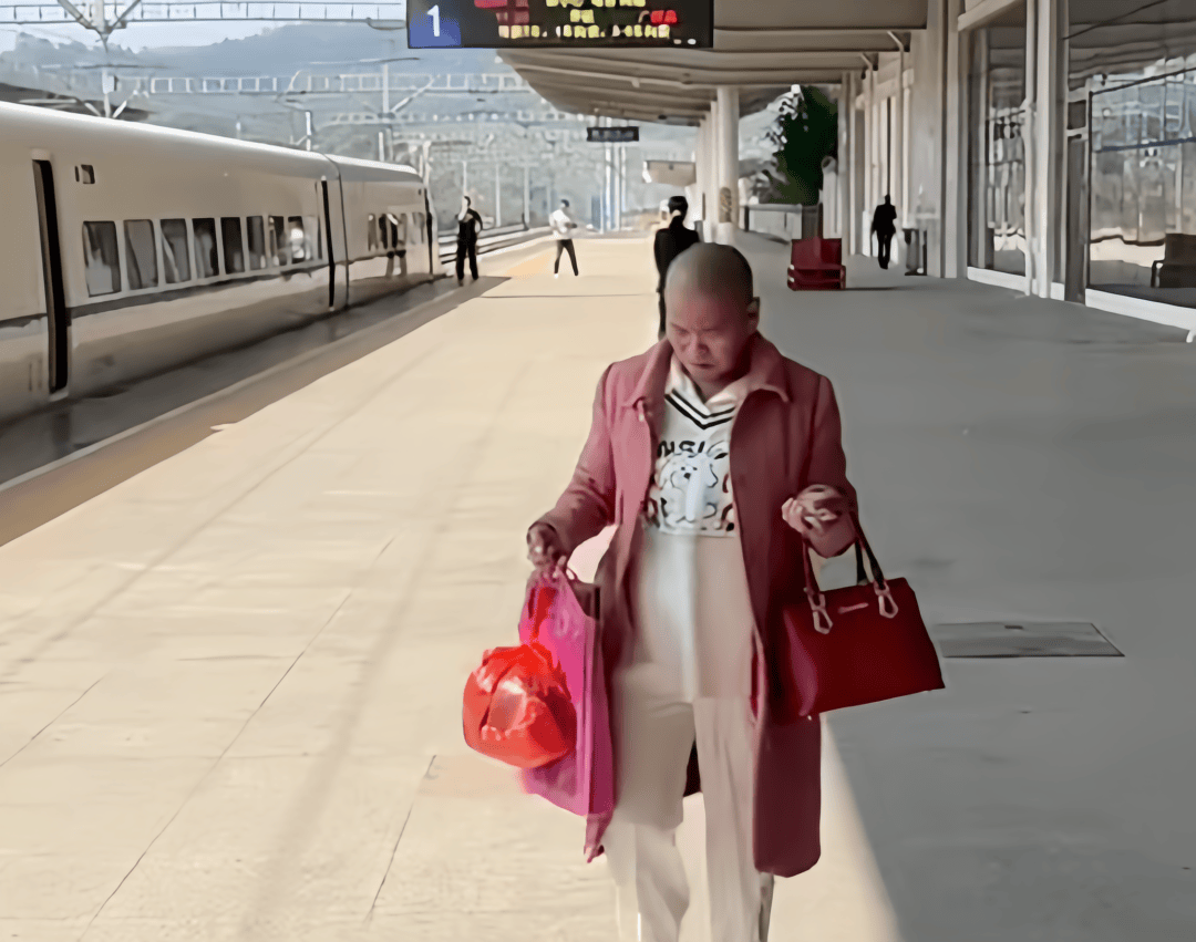 “不报仇绝不留长发”!姐姐为亡弟追凶27年,与嫌疑人网聊套话