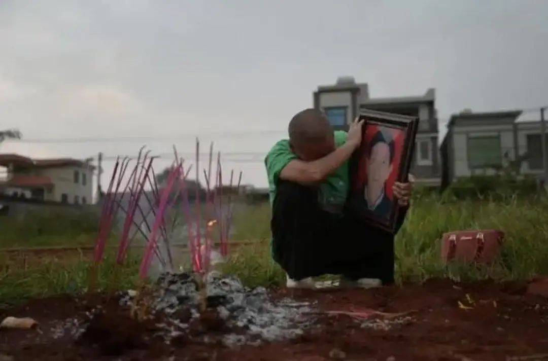 “不报仇绝不留长发”!姐姐为亡弟追凶27年,与嫌疑人网聊套话