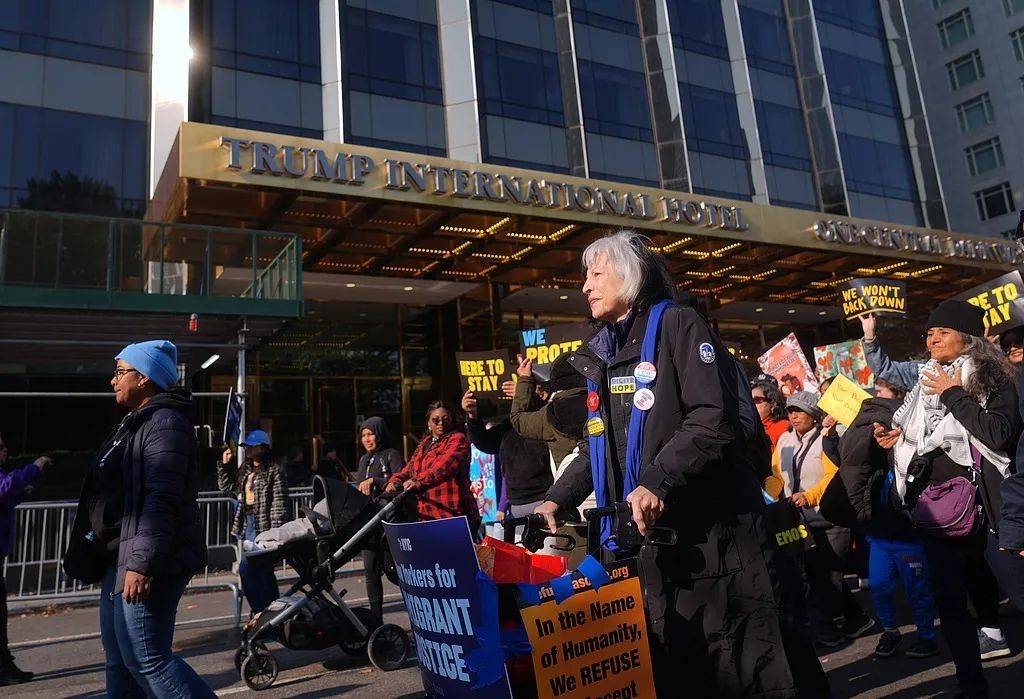 "化恐惧为战斗!"全美多地爆发反特朗普游行