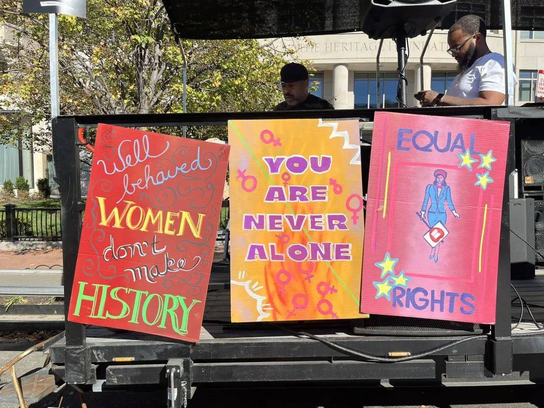 "化恐惧为战斗!"全美多地爆发反特朗普游行