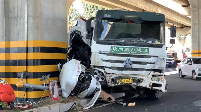 “呼和浩特一轿车被混凝土商砼车撞碎”,事故认定书已出,事故造成一人不幸身亡