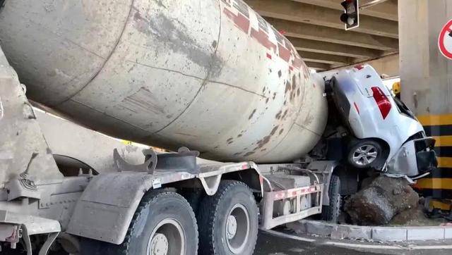 “呼和浩特一轿车被混凝土商砼车撞碎”,事故认定书已出,事故造成一人不幸身亡