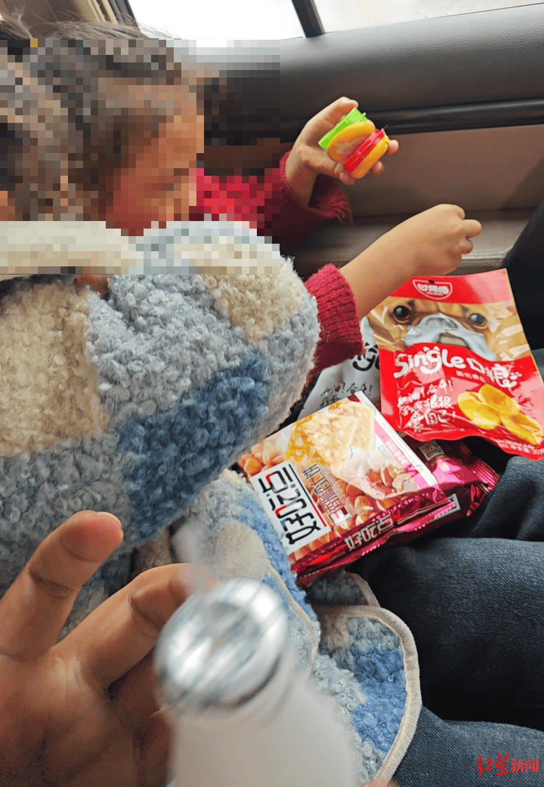 父母在外地打工，8岁姐姐带着6岁妹妹欲骑行80公里找父母，幸被交警送回