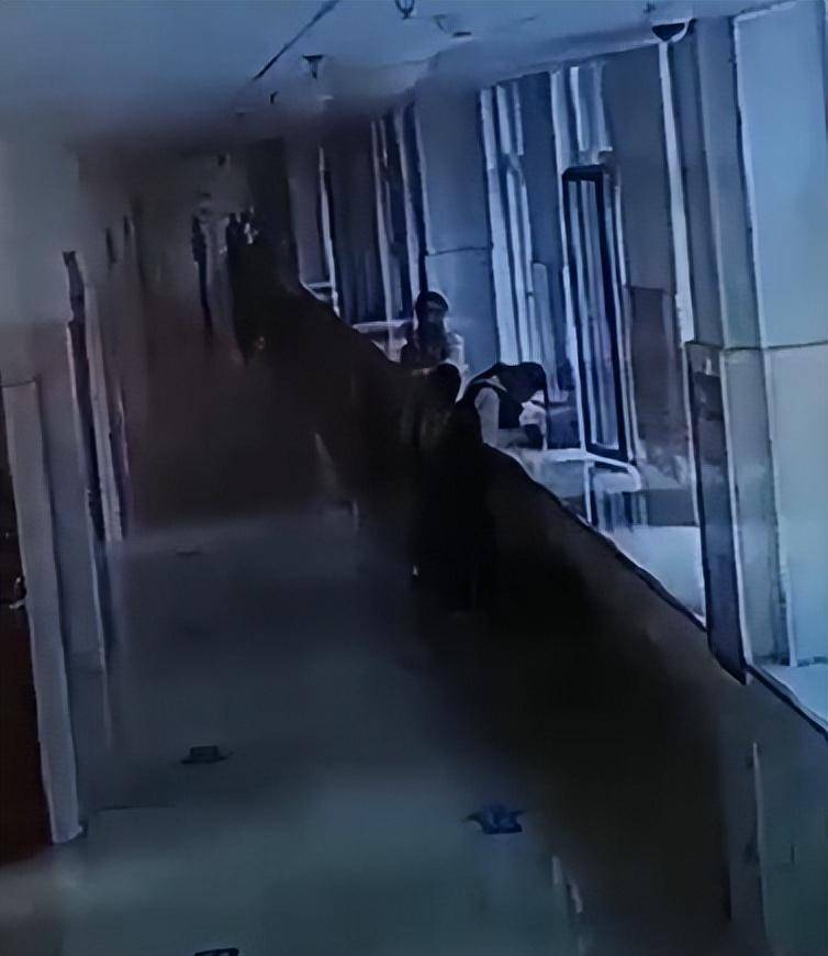 7岁男生踩脏地板，鞋被语文老师扔垃圾桶，脚冷穿鞋又被数学老师拎讲台扇耳光；两名涉事女教师已被学校开除