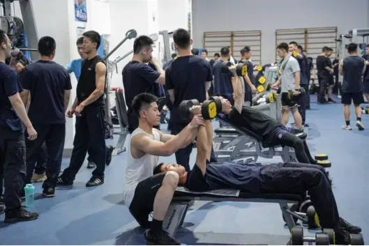 “八块腹肌和胸肌我都看习惯了”!浙江这所高校的健身房太火爆