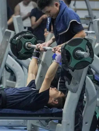 “八块腹肌和胸肌我都看习惯了”!浙江这所高校的健身房太火爆