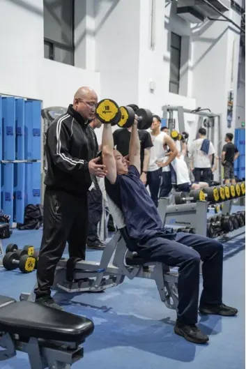 “八块腹肌和胸肌我都看习惯了”!浙江这所高校的健身房太火爆