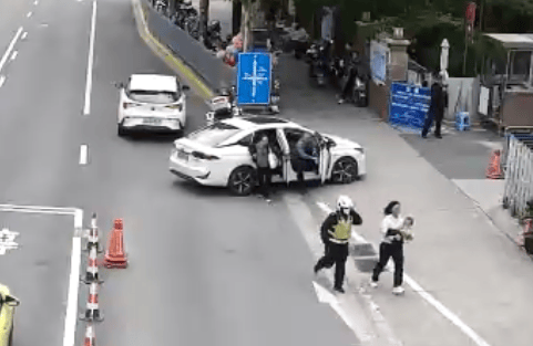 幼童误食药物导致腹痛难忍,普陀警方开辟绿色通道及时送医