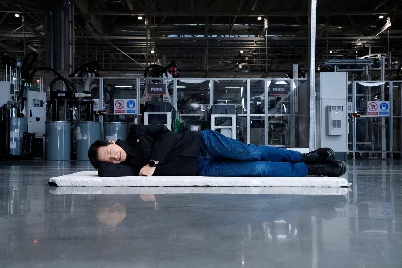 雷军称小米SU7已生产10万台，晒躺在车间地板睡觉照片，回应“到工厂拧螺丝”：我常去