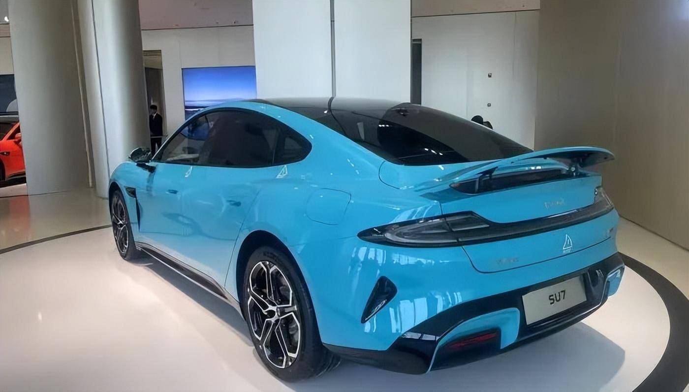 雷军称小米SU7已生产10万台，晒躺在车间地板睡觉照片，回应“到工厂拧螺丝”：我常去