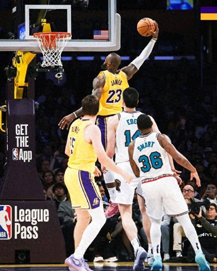 湖人三连胜詹姆斯35分，韩乔生称前无古人后难有来者，苏群：来一个中锋，必要出八村垒