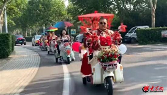 潍坊小伙骑电动车接新娘,有人停车围观送祝福