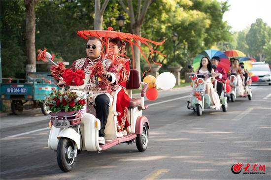 潍坊小伙骑电动车接新娘,有人停车围观送祝福