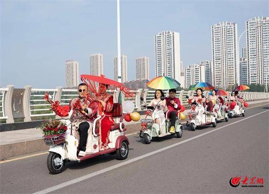 潍坊小伙骑电动车接新娘,有人停车围观送祝福