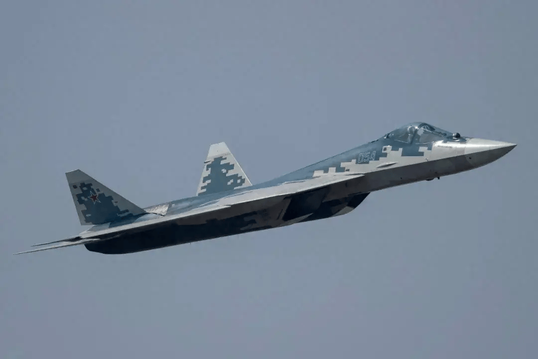 62岁苏-57飞行员炫技“落叶飘”,他说:歼-20成群飞行非常棒