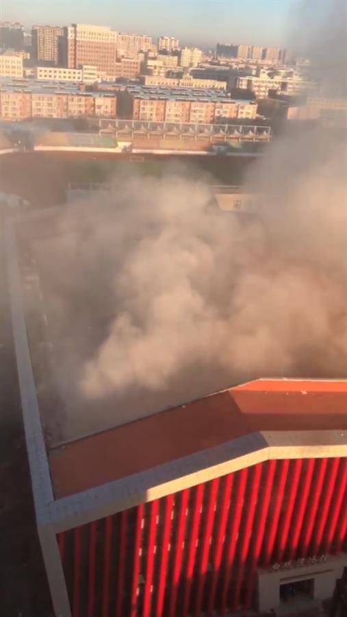 吉林白城滑冰馆楼顶发生坍塌,项目投资超5000万元,当地:暂无伤亡,正调查